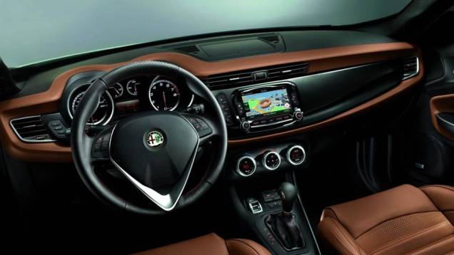 Por dentro também há alterações, como o sistema multimídia Uconnect, com opções de tela de 5 ou 6,5 polegadas. Há novos tipos de revestimento e acabamento, bem como novo design do volante | <a href="https://gutenberg.quatrorodas.abril.com.br/saloes/frankfurt/2013/al" rel="migration"></a> Por dentro também há alterações, como o sistema multimídia Uconnect, com opções de tela de 5 ou 6,5 polegadas. Há novos tipos de revestimento e acabamento, bem como novo design do volante | <a href="https://gutenberg.quatrorodas.abril.com.br/saloes/frankfurt/2013/al" rel="migration"></a>