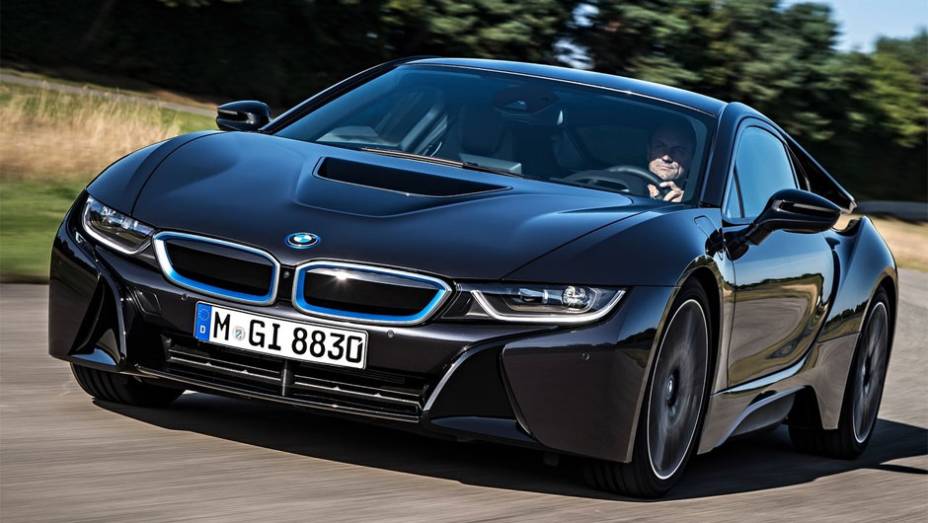 O esportivo chegará equipado com motor a combustão 1.5 turbo de três cilindros | <a href="https://gutenberg.quatrorodas.abril.com.br/saloes/frankfurt/2013/bmw-i8-752136.shtml" rel="migration">Leia mais</a>