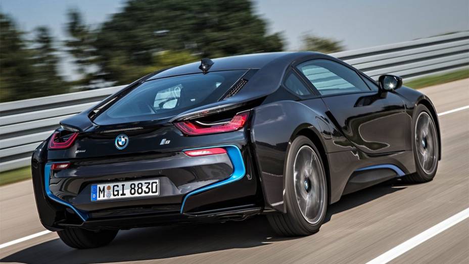 Quanto ao consumo, foi oficializado o valor m&eacute;dio de 40 km/l, com os n&iacute;veis de emiss&atilde;o de CO2 estimados em 59 g/km | <a href="https://gutenberg.quatrorodas.abril.com.br/saloes/frankfurt/2013/bmw-i8-752136.shtml" rel="migration">Leia mais</a>