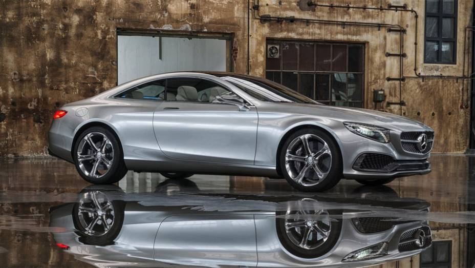 Rodas de 21 polegadas redesenhadas dão o toque final ao visual externo do Classe S Coupé | <a href="https://gutenberg.quatrorodas.abril.com.br/saloes/frankfurt/2013/mercedes-benz-classe-s-coupe-753066.shtml" rel="migration">Leia mais</a>