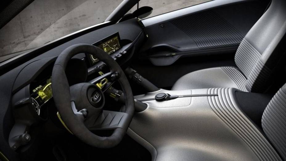 O volante é revestido em couro, com inserções em alumínio, e tem base achatada. Já a pedaleira do Niro concept é ajustável | <a href="https://gutenberg.quatrorodas.abril.com.br/saloes/frankfurt/2013/kia-niro-concept-753436.shtml" rel="migration">Leia mais</a>