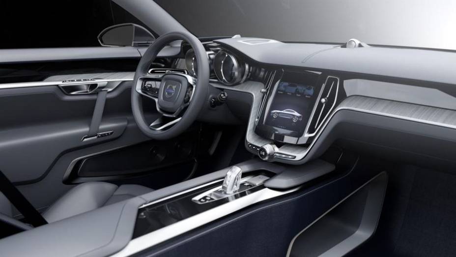 Por dentro, ele traz materiais de qualidade, incluindo couro, madeira e apliques de madeira laqueada | <a href="https://gutenberg.quatrorodas.abril.com.br/saloes/frankfurt/2013/volvo-concept-coupe-751772.shtml" rel="migration">Leia mais</a>