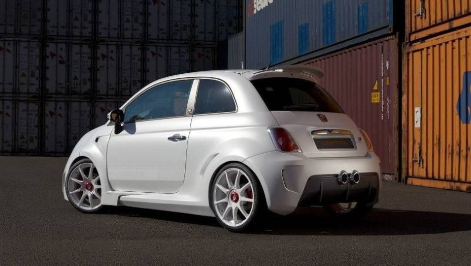 Foram introduzidos novos para-choques, novas ponteiras de escapamento, saias laterais... | <a href="https://gutenberg.quatrorodas.abril.com.br/noticias/fabricantes/zender-revela-abarth-500-corsa-stradale-754764.shtml" rel="migration">Leia mais</a>