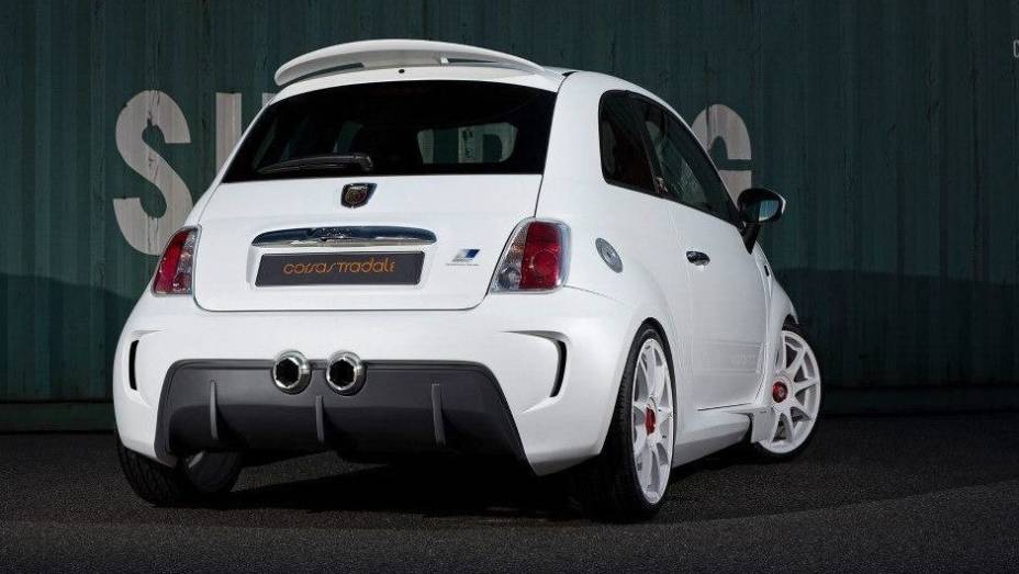 Basicamente todas as partes inseridas foram feitas em fibra de carbono, de modo a não aumentar tanto o peso final do carro | <a href="https://gutenberg.quatrorodas.abril.com.br/noticias/fabricantes/zender-revela-abarth-500-corsa-stradale-754764.shtml" rel="migration">Leia mais</a>