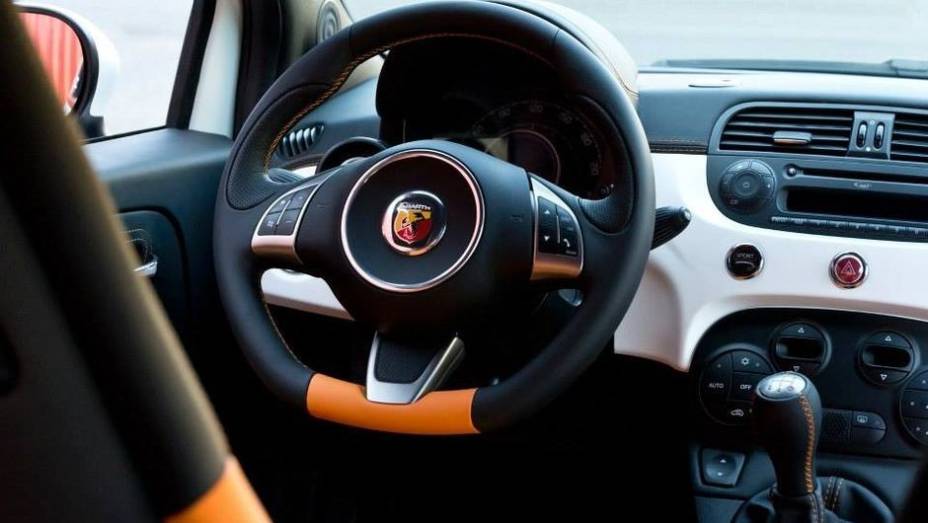 ...e alcançando a velocidade máxima de 232 km/h (ante 209 km/h obtidos sem as modificações) | <a href="https://gutenberg.quatrorodas.abril.com.br/noticias/fabricantes/zender-revela-abarth-500-corsa-stradale-754764.shtml" rel="migration">Leia mais</a>