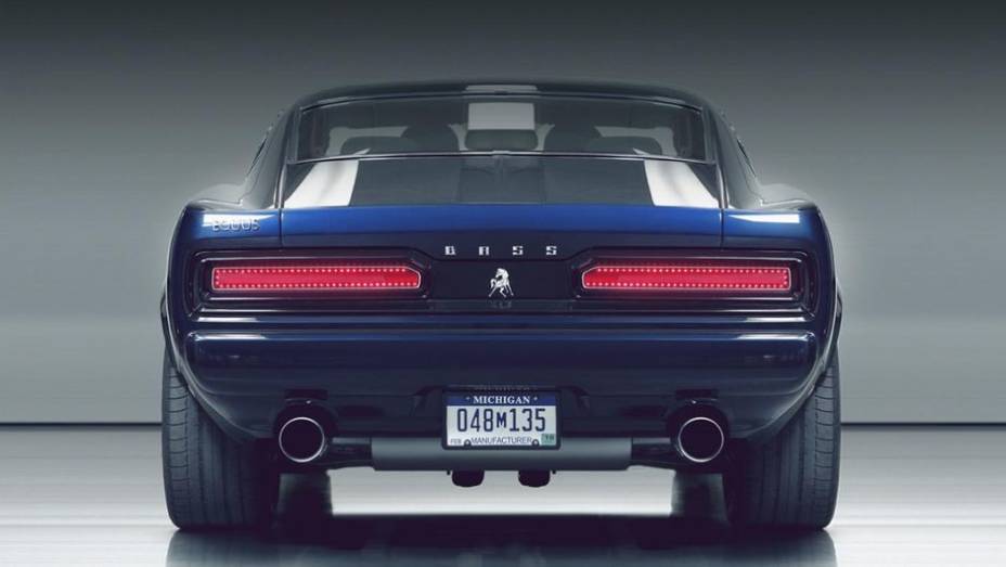 Por fora, o Bass 770 tem design que lembra muscle cars históricos, de décadas passadas, sendo visível a influência de modelos como Dodge Charger, Dodge Challenger e Ford Mustang | <a href="https://gutenberg.quatrorodas.abril.com.br/noticias/fabricantes/equus-bass-77" rel="migration"></a>