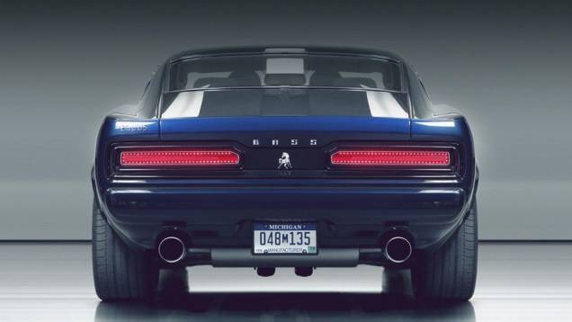Por fora, o Bass 770 tem design que lembra muscle cars históricos, de décadas passadas, sendo visível a influência de modelos como Dodge Charger, Dodge Challenger e Ford Mustang | <a href="https://gutenberg.quatrorodas.abril.com.br/noticias/fabricantes/equus-bass-77" rel="migration"></a> Por fora, o Bass 770 tem design que lembra muscle cars históricos, de décadas passadas, sendo visível a influência de modelos como Dodge Charger, Dodge Challenger e Ford Mustang | <a href="https://gutenberg.quatrorodas.abril.com.br/noticias/fabricantes/equus-bass-77" rel="migration"></a>