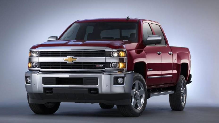 A General Motors revelou nesta quinta-feira as novas versões HD (de Heavy Duty, ou serviço pesado) para a Chevrolet Silverado e a GMC Sierra | <a href="https://gutenberg.quatrorodas.abril.com.br/noticias/fabricantes/gm-revela-novas-chevrolet-silverado-hd-gmc-sierra-" rel="migration"></a>