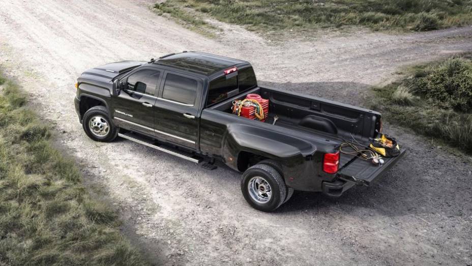 A outra é do bloco 6.6 V8 Duramax, a diesel, com 397 cv e 105,7 kgfm de torque | <a href="https://gutenberg.quatrorodas.abril.com.br/noticias/fabricantes/gm-revela-novas-chevrolet-silverado-hd-gmc-sierra-hd-755241.shtml" rel="migration">Leia mais</a>