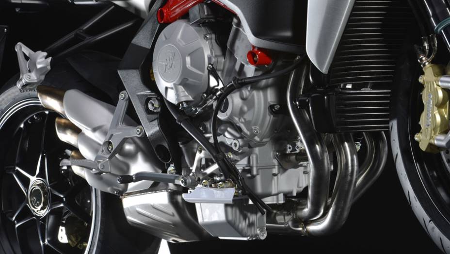 Velocidade máxima, segundo a fabricante: 245 km/h | <a href="https://gutenberg.quatrorodas.abril.com.br/moto/noticias/mv-agusta-brutale-800-2014-chega-r-47-000-784936.shtml" rel="migration">Leia mais</a>