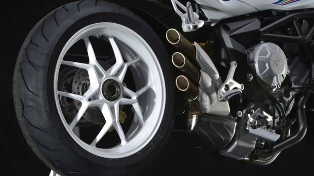 Controle de tração ajustável em oito níveis | <a href="https://gutenberg.quatrorodas.abril.com.br/moto/noticias/mv-agusta-brutale-800-2014-chega-r-47-000-784936.shtml" rel="migration">Leia mais</a> Controle de tração ajustável em oito níveis | <a href="https://gutenberg.quatrorodas.abril.com.br/moto/noticias/mv-agusta-brutale-800-2014-chega-r-47-000-784936.shtml" rel="migration">Leia mais</a>