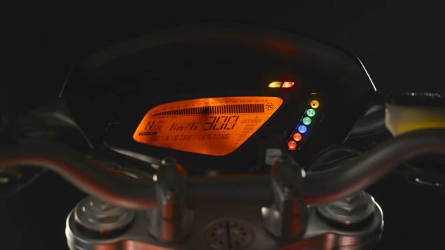 Braço oscilante único com amortecedor ajustável | <a href="https://gutenberg.quatrorodas.abril.com.br/moto/noticias/mv-agusta-brutale-800-2014-chega-r-47-000-784936.shtml" rel="migration">Leia mais</a> Braço oscilante único com amortecedor ajustável | <a href="https://gutenberg.quatrorodas.abril.com.br/moto/noticias/mv-agusta-brutale-800-2014-chega-r-47-000-784936.shtml" rel="migration">Leia mais</a>