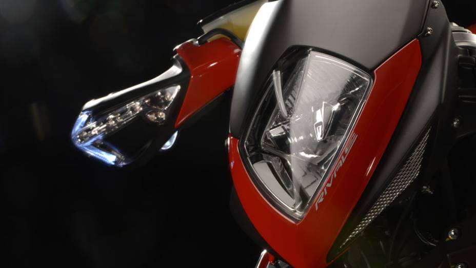 Detalhe do farol dianteiro | <a href="https://gutenberg.quatrorodas.abril.com.br/moto/noticias/mv-agusta-confirma-cinco-lancamentos-brasil-756002.shtml" rel="migration">Leia mais</a>