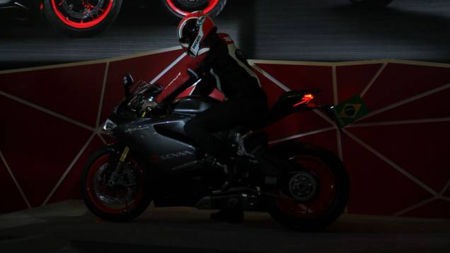 O momento em que a moto foi revelada no Salão Duas Rodas emocionou o público presente | <a href="https://gutenberg.quatrorodas.abril.com.br/moto/noticias/ducati-revela-1199-panigale-s-senna-salao-duas-rodas-756467.shtml" rel="migration">Leia mais</a> O momento em que a moto foi revelada no Salão Duas Rodas emocionou o público presente | <a href="https://gutenberg.quatrorodas.abril.com.br/moto/noticias/ducati-revela-1199-panigale-s-senna-salao-duas-rodas-756467.shtml" rel="migration">Leia mais</a>