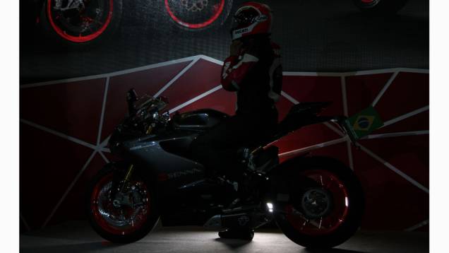 Aparição da Ducati 1199 Panigale S Senna causou furor no público | <a href="https://gutenberg.quatrorodas.abril.com.br/moto/noticias/ducati-revela-1199-panigale-s-senna-salao-duas-rodas-756467.shtml" rel="migration">Leia mais</a> Aparição da Ducati 1199 Panigale S Senna causou furor no público | <a href="https://gutenberg.quatrorodas.abril.com.br/moto/noticias/ducati-revela-1199-panigale-s-senna-salao-duas-rodas-756467.shtml" rel="migration">Leia mais</a>