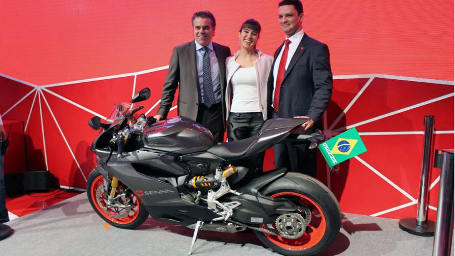 Roberto Righi, Paula Senna e Ricardo Susini apresentam a Ducati 1199 Panigale S Senna | <a href="https://gutenberg.quatrorodas.abril.com.br/moto/noticias/ducati-revela-1199-panigale-s-senna-salao-duas-rodas-756467.shtml" rel="migration">Leia mais</a>