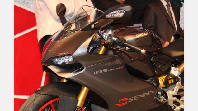 Detalhe dos grafismos | <a href="https://gutenberg.quatrorodas.abril.com.br/moto/noticias/ducati-revela-1199-panigale-s-senna-salao-duas-rodas-756467.shtml" rel="migration">Leia mais</a> Detalhe dos grafismos | <a href="https://gutenberg.quatrorodas.abril.com.br/moto/noticias/ducati-revela-1199-panigale-s-senna-salao-duas-rodas-756467.shtml" rel="migration">Leia mais</a>