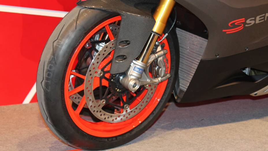 Detalhe da roda dianteira | <a href="https://gutenberg.quatrorodas.abril.com.br/moto/noticias/ducati-revela-1199-panigale-s-senna-salao-duas-rodas-756467.shtml" rel="migration">Leia mais</a>