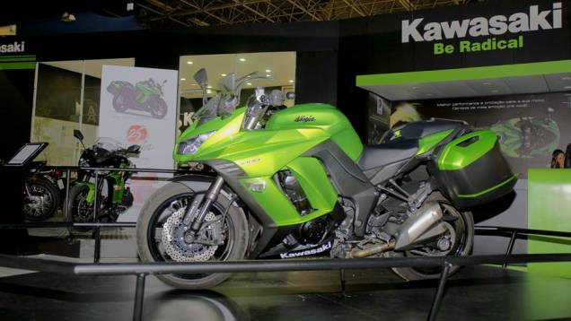 A Kawasaki Ninja 1000 Tourer ABS 2014 foi a principal atração do estande da Kawasaki no Salão Duas Rodas 2013 | <a href="https://gutenberg.quatrorodas.abril.com.br/moto/noticias/kawasaki-lanca-ninja-1000-tourer-abs-salao-duas-rodas-756465.shtml" rel="migration">Leia mais</a> A Kawasaki Ninja 1000 Tourer ABS 2014 foi a principal atração do estande da Kawasaki no Salão Duas Rodas 2013 | <a href="https://gutenberg.quatrorodas.abril.com.br/moto/noticias/kawasaki-lanca-ninja-1000-tourer-abs-salao-duas-rodas-756465.shtml" rel="migration">Leia mais</a>