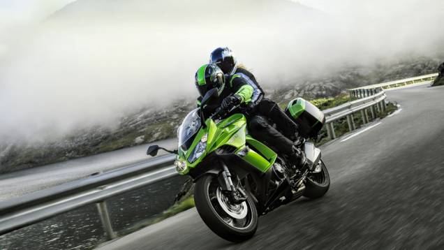 A sport-touring agora conta com controle de tração (três modos diferentes),dois modos de potência e malas laterais como itens de série | <a href="https://gutenberg.quatrorodas.abril.com.br/moto/noticias/kawasaki-lanca-ninja-1000-tourer-abs-salao-duas-rodas-756465.sh" rel="migration"></a> A sport-touring agora conta com controle de tração (três modos diferentes),dois modos de potência e malas laterais como itens de série | <a href="https://gutenberg.quatrorodas.abril.com.br/moto/noticias/kawasaki-lanca-ninja-1000-tourer-abs-salao-duas-rodas-756465.sh" rel="migration"></a>
