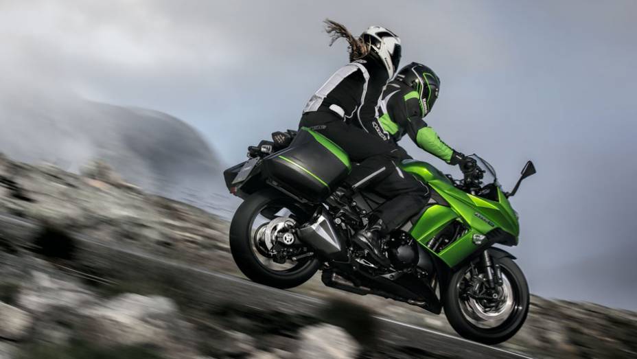A motocicleta está prevista para chegar ao mercado brasileiro no segundo trimestre de 2014 | <a href="https://gutenberg.quatrorodas.abril.com.br/moto/noticias/kawasaki-lanca-ninja-1000-tourer-abs-salao-duas-rodas-756465.shtml" rel="migration">Leia mais</a>