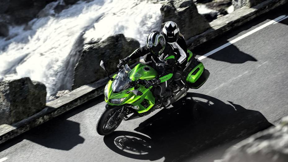 A motocicleta está equipada com um motor DOHC de 1043 cilindradas com quatro cilindros, 16 válvulas refrigerado a líquido | <a href="https://gutenberg.quatrorodas.abril.com.br/moto/noticias/kawasaki-lanca-ninja-1000-tourer-abs-salao-duas-rodas-756465.shtml" rel="migration">Leia mai</a>