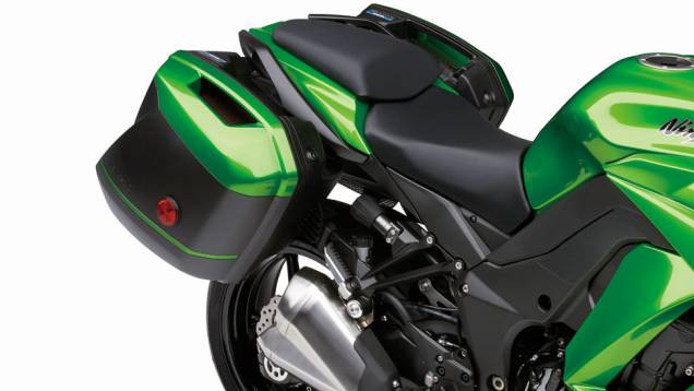 Malas laterais têm capacidade para 29 litros | <a href="https://gutenberg.quatrorodas.abril.com.br/moto/noticias/kawasaki-lanca-ninja-1000-tourer-abs-salao-duas-rodas-756465.shtml" rel="migration">Leia mais</a> Malas laterais têm capacidade para 29 litros | <a href="https://gutenberg.quatrorodas.abril.com.br/moto/noticias/kawasaki-lanca-ninja-1000-tourer-abs-salao-duas-rodas-756465.shtml" rel="migration">Leia mais</a>