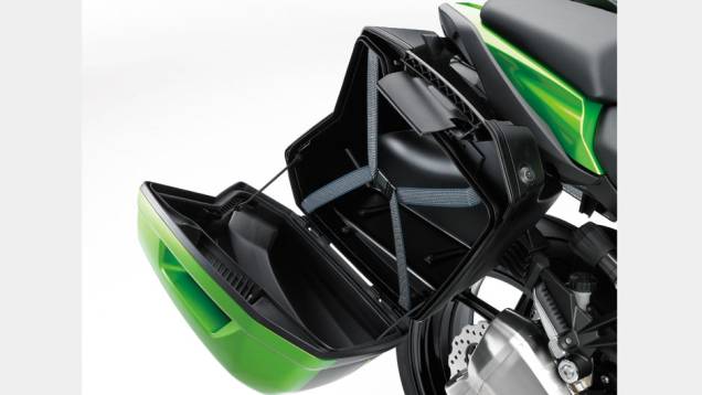 Detalhe do espaço intero da mala lateral são itens de série | <a href="https://gutenberg.quatrorodas.abril.com.br/moto/noticias/kawasaki-lanca-ninja-1000-tourer-abs-salao-duas-rodas-756465.shtml" rel="migration">Leia mais</a> Detalhe do espaço intero da mala lateral são itens de série | <a href="https://gutenberg.quatrorodas.abril.com.br/moto/noticias/kawasaki-lanca-ninja-1000-tourer-abs-salao-duas-rodas-756465.shtml" rel="migration">Leia mais</a>