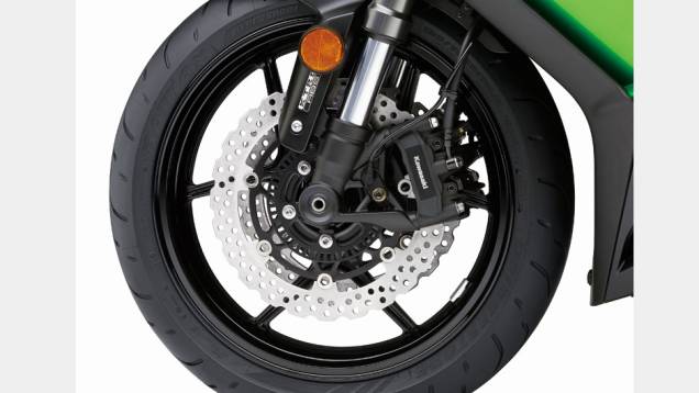 Detalhe da roda dianteira | <a href="https://gutenberg.quatrorodas.abril.com.br/moto/noticias/kawasaki-lanca-ninja-1000-tourer-abs-salao-duas-rodas-756465.shtml" rel="migration">Leia mais</a> Detalhe da roda dianteira | <a href="https://gutenberg.quatrorodas.abril.com.br/moto/noticias/kawasaki-lanca-ninja-1000-tourer-abs-salao-duas-rodas-756465.shtml" rel="migration">Leia mais</a>