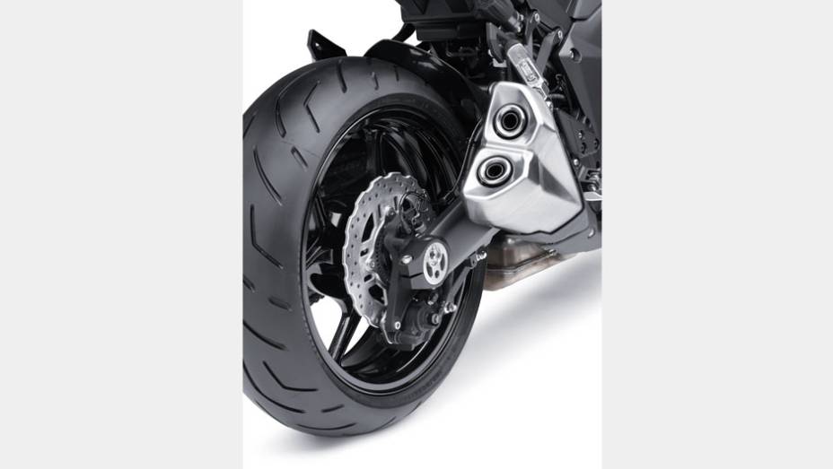 Detalhe do escape | <a href="https://gutenberg.quatrorodas.abril.com.br/moto/noticias/kawasaki-lanca-ninja-1000-tourer-abs-salao-duas-rodas-756465.shtml" rel="migration">Leia mais</a>