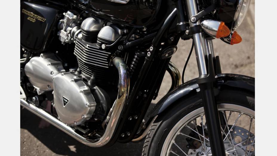 Motor de 865 cc, mesmo que equipa a Boneville T100, entrega 69 cavalos de potência a 7400 rpm | <a href="https://gutenberg.quatrorodas.abril.com.br/moto/noticias/triumph-revela-lancamentos-salao-duas-rodas-756393.shtml" rel="migration">Leia mais</a>