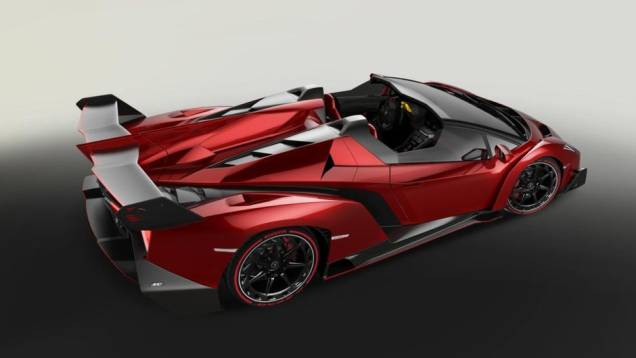 A Lamborghini divulgou as fotos oficiais da Veneno Roadster | <a href="https://gutenberg.quatrorodas.abril.com.br/noticias/fabricantes/surgem-primeiras-imagens-lamborghini-veneno-roadster-757482.shtml" rel="migration">Leia mais</a> A Lamborghini divulgou as fotos oficiais da Veneno Roadster | <a href="https://gutenberg.quatrorodas.abril.com.br/noticias/fabricantes/surgem-primeiras-imagens-lamborghini-veneno-roadster-757482.shtml" rel="migration">Leia mais</a>