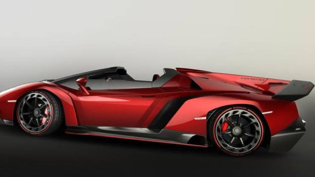 A Veneno Roadster é capaz de acelerar de 0 a 100 km/h em 2,9 segundos e alcança a velocidade máxima de 355 km/h | <a href="https://gutenberg.quatrorodas.abril.com.br/noticias/fabricantes/surgem-primeiras-imagens-lamborghini-veneno-roadster-757482.shtml" rel="migration">Leia mais</a> A Veneno Roadster é capaz de acelerar de 0 a 100 km/h em 2,9 segundos e alcança a velocidade máxima de 355 km/h | <a href="https://gutenberg.quatrorodas.abril.com.br/noticias/fabricantes/surgem-primeiras-imagens-lamborghini-veneno-roadster-757482.shtml" rel="migration">Leia mais</a>