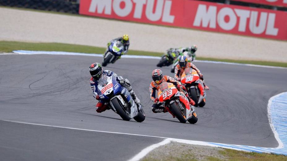 Assim, a etapa passou de 26 para apenas 19 voltas, com uma parada obrigatória nos boxes para cada piloto | <a href="https://gutenberg.quatrorodas.abril.com.br/moto/noticias/motogp-lorenzo-vence-embola-campeonato-757595.shtml" rel="migration">Leia mais</a>