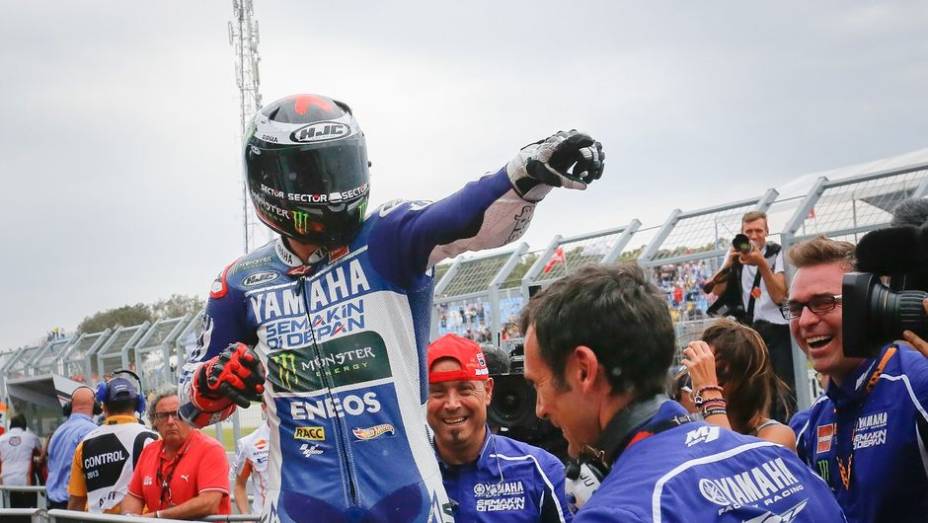 Lorenzo, assim, não teve a resistência do rival nas voltas finais e venceu com tranquilidade| <a href="https://gutenberg.quatrorodas.abril.com.br/moto/noticias/motogp-lorenzo-vence-embola-campeonato-757595.shtml" rel="migration">Leia mais</a>