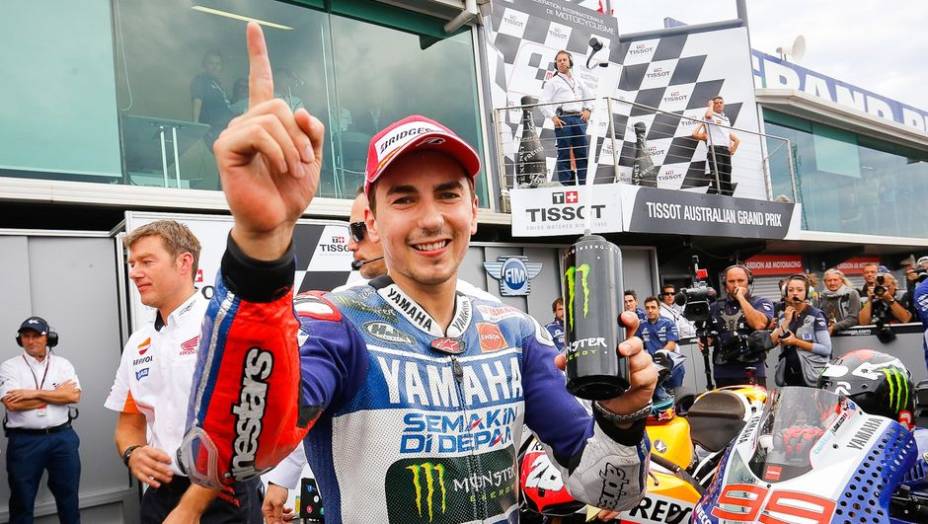 A liderança do novato passou de 43 para apenas 18 pontos | <a href="https://gutenberg.quatrorodas.abril.com.br/moto/noticias/motogp-lorenzo-vence-embola-campeonato-757595.shtml" rel="migration">Leia mais</a>