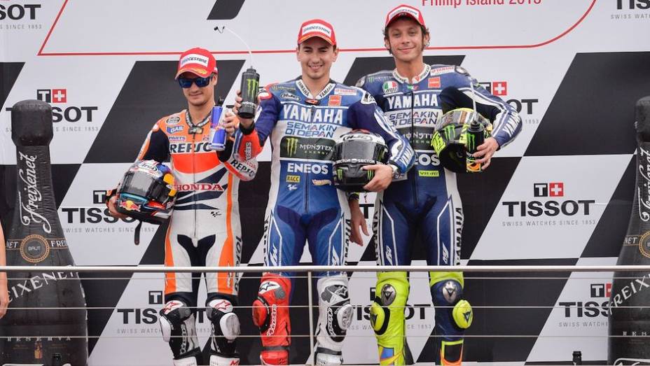 Dani Pedrosa (Repsol Honda Team) aproveitou a brecha e finalizou a prova no segundo lugar. Valentino Rossi (Yamaha Factory Racing) fechou o pódio | <a href="https://gutenberg.quatrorodas.abril.com.br/moto/noticias/motogp-lorenzo-vence-embola-campeonato-757595.shtml" rel="migration"></a>