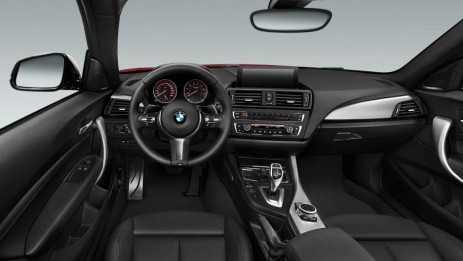 Outro opcional é a tela do sistema iDrive de 6,5 ou 8,8 polegadas | <a href="https://gutenberg.quatrorodas.abril.com.br/noticias/fabricantes/bmw-revela-serie-2-completo-758127.shtml" rel="migration">Leia mais</a>