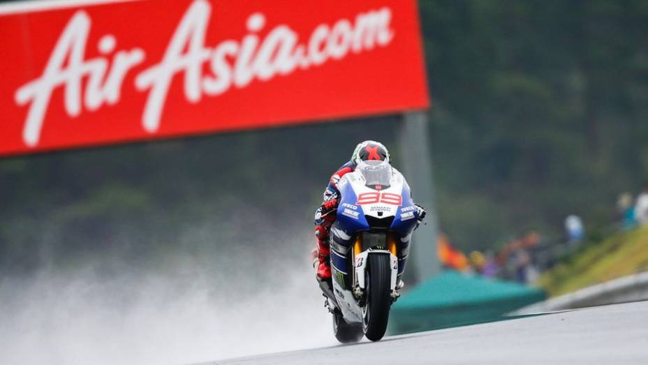 Depois de muitos problemas, a MotoGP conseguiu disputar seu treino classificatório para o GP do Japão, na pista de Motegi. Quem se deu bem foi Jorge Lorenzo | <a href="https://gutenberg.quatrorodas.abril.com.br/moto/noticias/motogp-lorenzo-voa-pole-japao-758277.sht" rel="migration"></a>