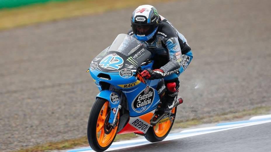 Por fim, a Moto3 vivenciou mais uma sessão de domínio dos espanhóis, com Álex Rins na pole | <a href="https://gutenberg.quatrorodas.abril.com.br/moto/noticias/motogp-lorenzo-voa-pole-japao-758277.shtml" rel="migration">Leia mais</a>