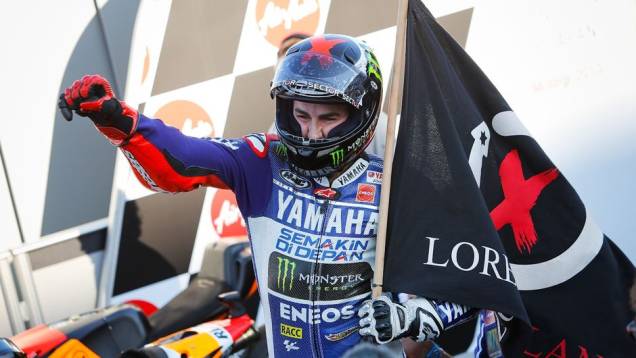 Ele estreitou a diferença em relação ao compatriota Márc Márquez na ponta da tabela para apenas 13 pontos | <a href="https://gutenberg.quatrorodas.abril.com.br/moto/noticias/motogp-definicao-titulo-fica-ultima-prova-758422.shtml" rel="migration">Leia mais</a> Ele estreitou a diferença em relação ao compatriota Márc Márquez na ponta da tabela para apenas 13 pontos | <a href="https://gutenberg.quatrorodas.abril.com.br/moto/noticias/motogp-definicao-titulo-fica-ultima-prova-758422.shtml" rel="migration">Leia mais</a>