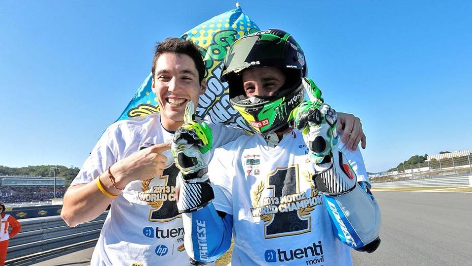 O espanhol venceu em Motegi e contou com o abandono do rival direto na temporada, Scott Redding, para faturar o título antecipado | <a href="https://gutenberg.quatrorodas.abril.com.br/moto/noticias/motogp-definicao-titulo-fica-ultima-prova-758422.shtml" rel="migration">Leia mais</a>