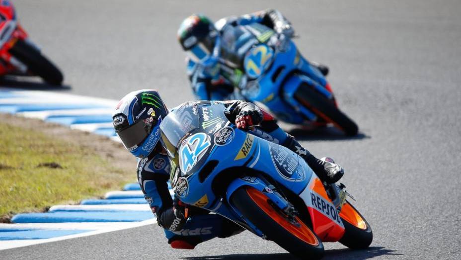 Na Moto3, Álex Marquez foi o vitorioso | <a href="https://gutenberg.quatrorodas.abril.com.br/moto/noticias/motogp-definicao-titulo-fica-ultima-prova-758422.shtml" rel="migration">Leia mais</a>