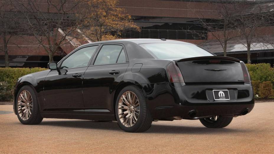 Chrysler 300S 2014 | <a href="https://gutenberg.quatrorodas.abril.com.br/noticias/fabricantes/chrysler-revela-cinco-modelos-sema-show-758764.shtml" rel="migration">Leia mais</a>