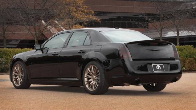 Chrysler 300S 2014 | <a href="https://gutenberg.quatrorodas.abril.com.br/noticias/fabricantes/chrysler-revela-cinco-modelos-sema-show-758764.shtml" rel="migration">Leia mais</a> Chrysler 300S 2014 | <a href="https://gutenberg.quatrorodas.abril.com.br/noticias/fabricantes/chrysler-revela-cinco-modelos-sema-show-758764.shtml" rel="migration">Leia mais</a>