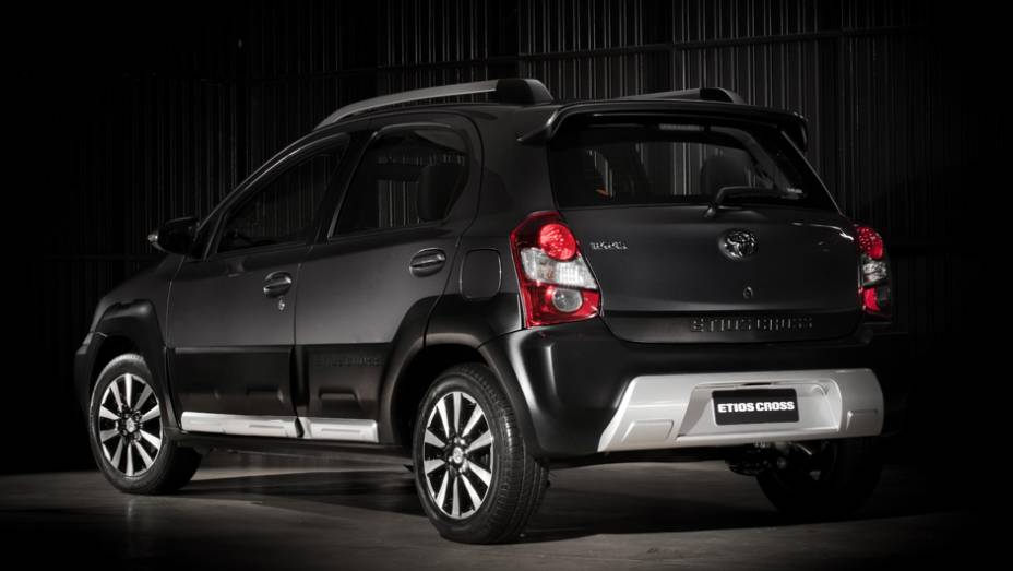 Modelo ganhou adereços aventureiros | <a href="https://gutenberg.quatrorodas.abril.com.br/carros/lancamentos/toyota-etios-cross-759424.shtml" rel="migration">Leia mais</a>