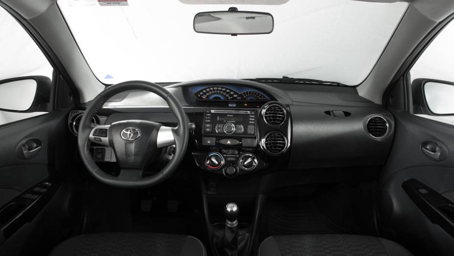 No interior, o Etios Cross mostra o painel Total Black, com velocímetro e tacômetro com grafia Black & Blue | <a href="https://gutenberg.quatrorodas.abril.com.br/carros/lancamentos/toyota-etios-cross-759424.shtml" rel="migration">Leia mais</a>