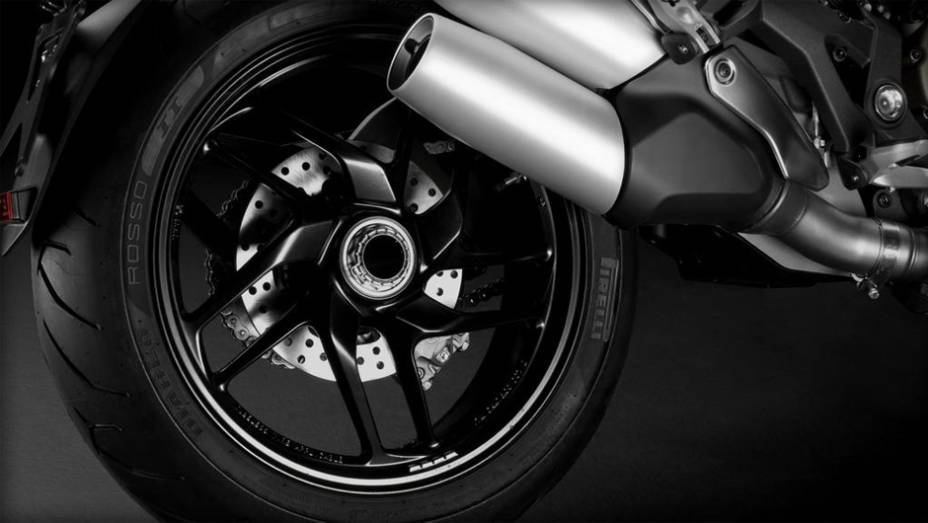 Motocicleta está equipada com freios ABS Bosch com pinças Brembo | <a href="https://gutenberg.quatrorodas.abril.com.br/moto/noticias/ducati-revela-monster-1200-2014-759325.shtml" rel="migration">Leia mais</a>