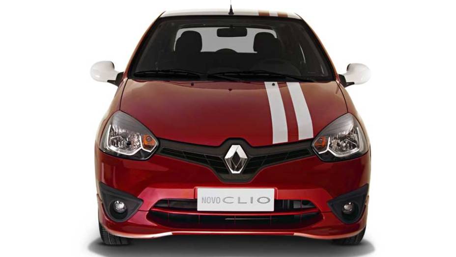 A nova dianteira não consegue disfarçar o peso da idade do projeto, lançado no Brasil no fim dos anos 90 | <a href="https://gutenberg.quatrorodas.abril.com.br/carros/lancamentos/renault-clio-2013-717925.shtml" rel="migration">Leia mais</a>