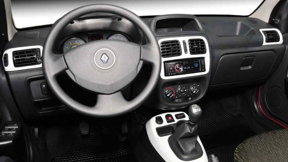Interior se manteve quase sem mudanças, ficando mais envelhecido frente aos rivais | <a href="https://gutenberg.quatrorodas.abril.com.br/carros/lancamentos/renault-clio-2013-717925.shtml" rel="migration">Leia mais</a>